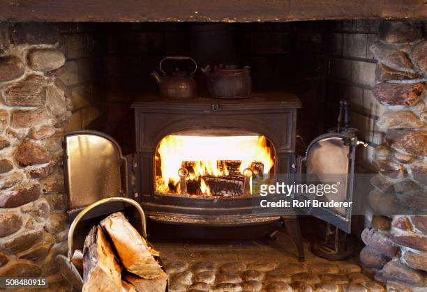 fire burning in wood stove - wood burning stove stock-fotos und bilder