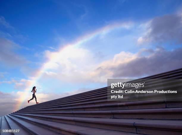 pacific islander woman jogging on concrete steps - marches et escaliers photos et images de collection
