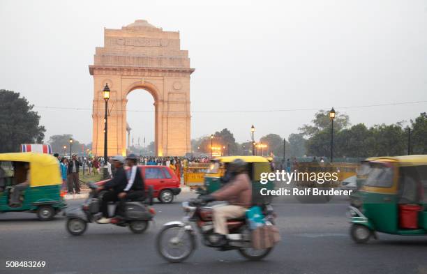 india gate overlooking busy city street, delhi, india - nuova delhi foto e immagini stock