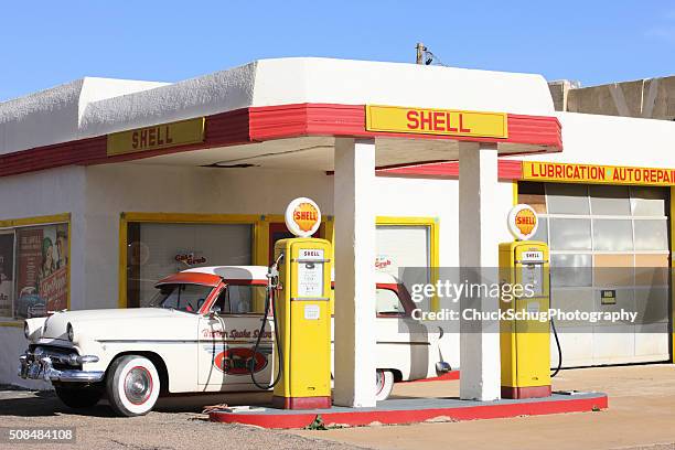 vintage shell gas station pumps car - 1950 2016 stock pictures, royalty-free photos & images