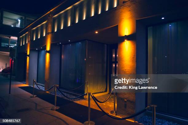 carpet and velvet rope outside nightclub - barrera de cuerda fotografías e imágenes de stock