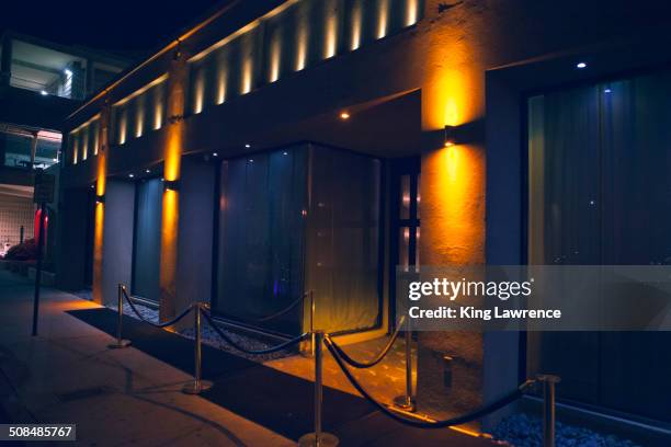 carpet and velvet rope outside nightclub - roped off imagens e fotografias de stock