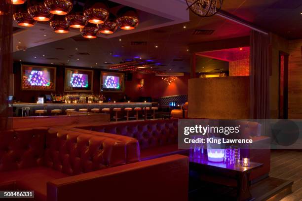 tables and booths in empty nightclub - celebrities photos fotografías e imágenes de stock