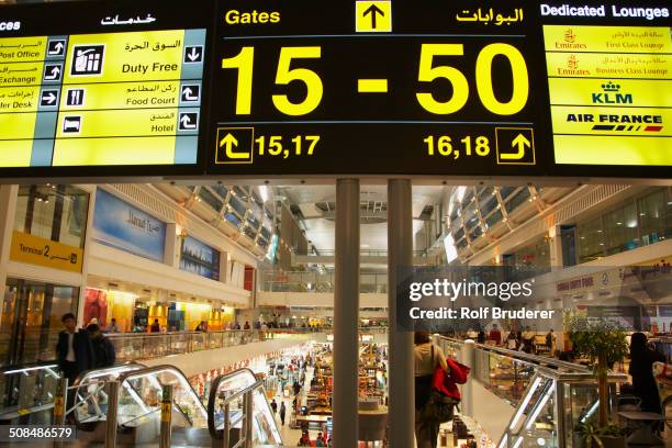 airport sign in terminal, dubai, united arab emirates - aeroporto internacional de dubai - fotografias e filmes do acervo