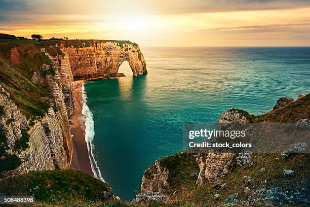 sonnenuntergang in etretat - klippe stock-fotos und bilder