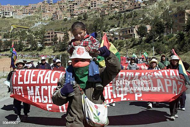 Un manifestante con su hija en hombros participa de una multitudinaria marcha de protesta de diferentes sectores sociales encabazada por la matriz...
