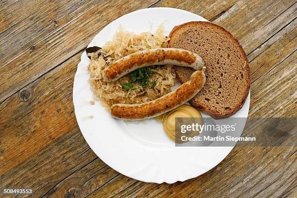 sausages with sauerkraut and bread, berggasthaus hoess mountain guesthouse on hutterer hoess mountain, totes gebirge range, pyhrn-priel region, traunviertel district, upper austria, austria, europe - choucroute stock-fotos und bilder