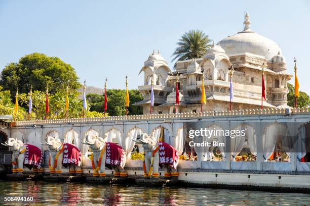 jag mandir palácio, lago pichola, udaipur em rajastão, índia - udaipur imagens e fotografias de stock