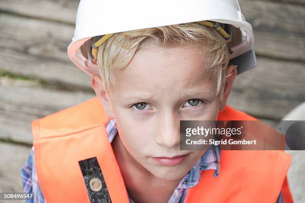boy dressed as a construction worker with a hard hat, a safety vest and a hammer - boy in hard hat photos et images de collection