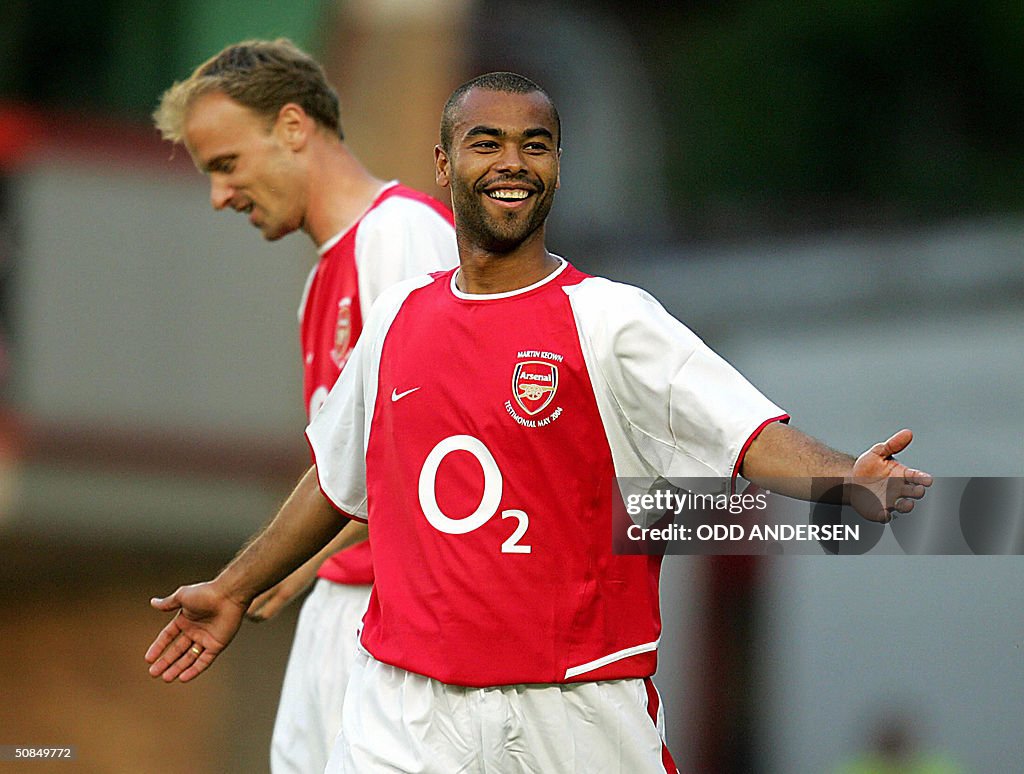 Arsenal's Ashley Cole and Dennis Bergkam