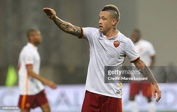 Radja Nainggolan of AS Roma gestures during the Serie A match between US Sassuolo Calcio and AS Roma at Mapei Stadium - Città del Tricolore on...
