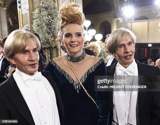 Oskar Wess und Arnold Wess and Helena Fuerst pose during the Vienna Opera Ball 2016, on February 16 at the State Opera in Vienna. / AFP / APA /...