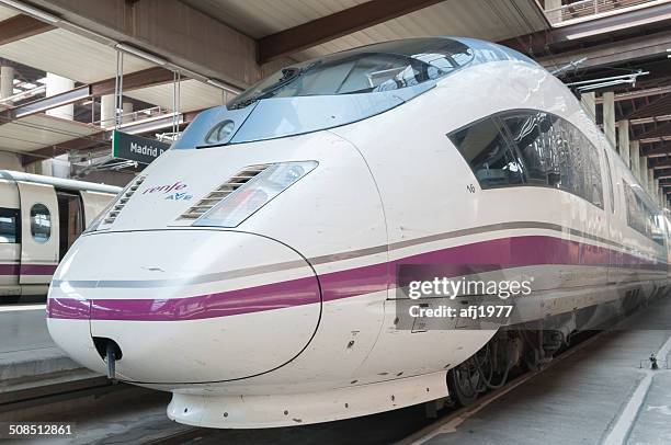 hochgeschwindigkeitszug ave-bahnhof atocha in madrid, spanien - ave stock-fotos und bilder