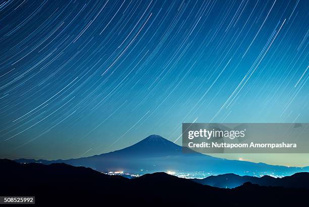 star trails over mt.fuji - star sky stock-fotos und bilder
