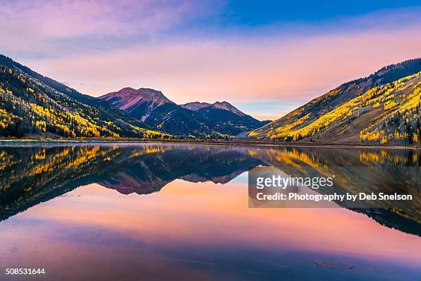 crystal lake reflecting red mountain colorado - colorado mountain range stock pictures, royalty-free photos & images