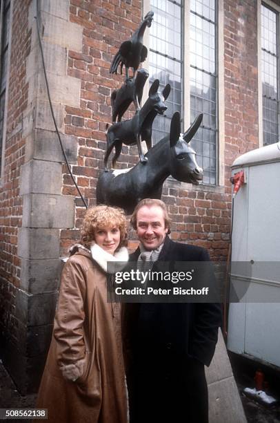 "Rene Kollo, Lebensgefährtin Beatrice Bouquet am auf dem Marktplatz in Bremen, Deutschland. "