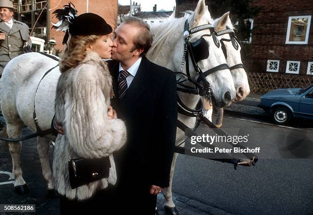 "Rene Kollo, Ehefrau Beatrice Bouquet nach der standesamtlichen Trauung am in Hamburg, Deutschland. "