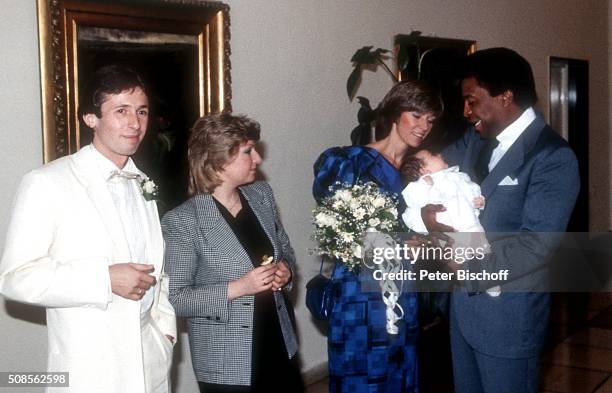 "Bernd Klinkert, Undine Selz, Dorthe Kollo, Tochter Jil Klinkert, Roberto Blanco , standesamtliche Trauung am auf Standesamt in München, Deutschland....