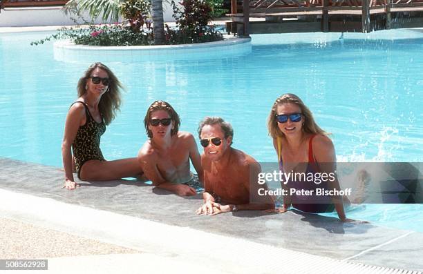 "Peter Kraus, Ehefrau Ingrid Kraus, Sohn Alexander Kraus, Tochter Gabriele Kraus, Urlaub am im ""Maritim-Hotel"" auf Insel Mauritius. "