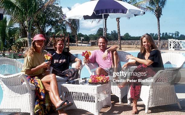 "Peter Kraus, Ehefrau Ingrid Kraus, Sohn Alexander Kraus, Tochter Gabriele Kraus, Urlaub am im ""Maritim-Hotel"" auf Insel Mauritius. "