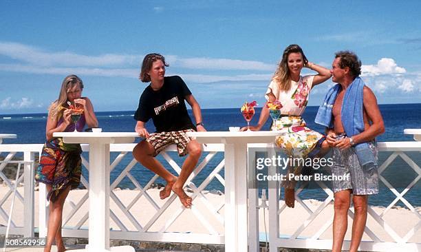 "Peter Kraus, Ehefrau Ingrid Kraus, Sohn Alexander Kraus, Tochter Gabriele Kraus, Urlaub am im ""Maritim-Hotel"" auf Insel Mauritius. "