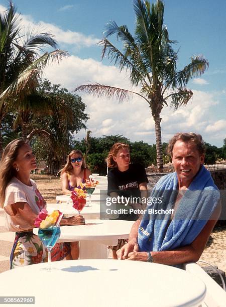 "Peter Kraus, Ehefrau Ingrid Kraus, Sohn Alexander Kraus, Tochter Gabriele Kraus, Urlaub am im ""Maritim-Hotel"" auf Insel Mauritius. "