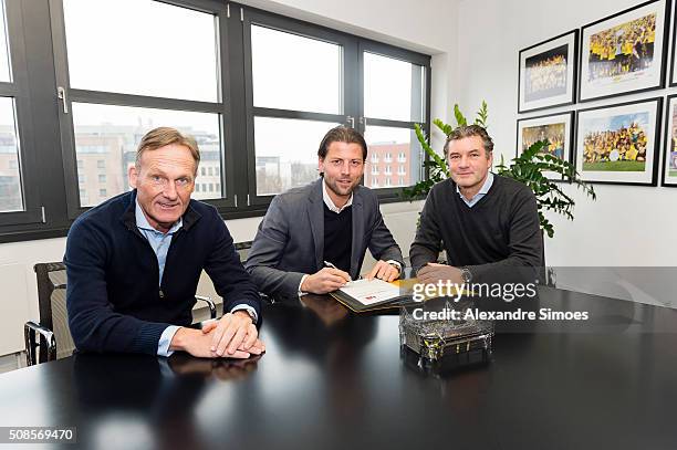 Roman Weidenfeller signs a contract extension for Borussia Dortmund with Hans-Joachim Watzke , CEO of Borussia Dortmund and Michael Zorc, sports...