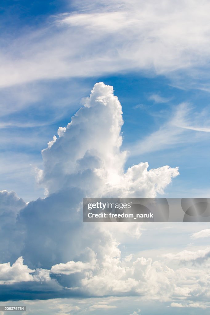 Bunte Dramatischer Himmel mit Wolken bei Sonnenuntergang 