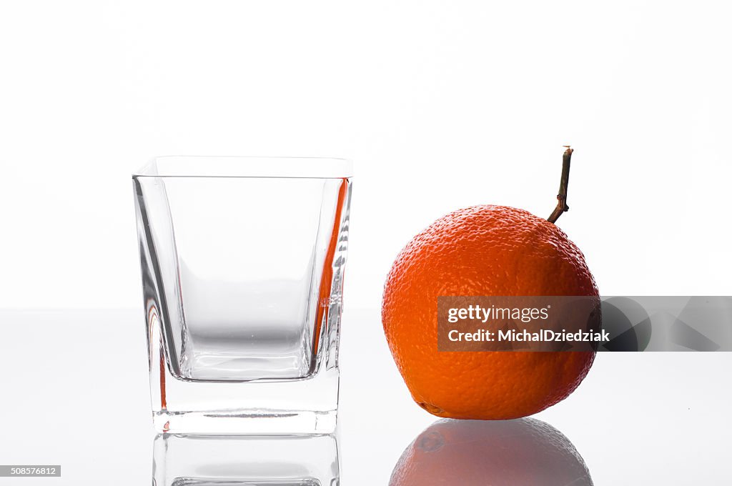 Arancio e Bicchiere vuoto sul tavolo