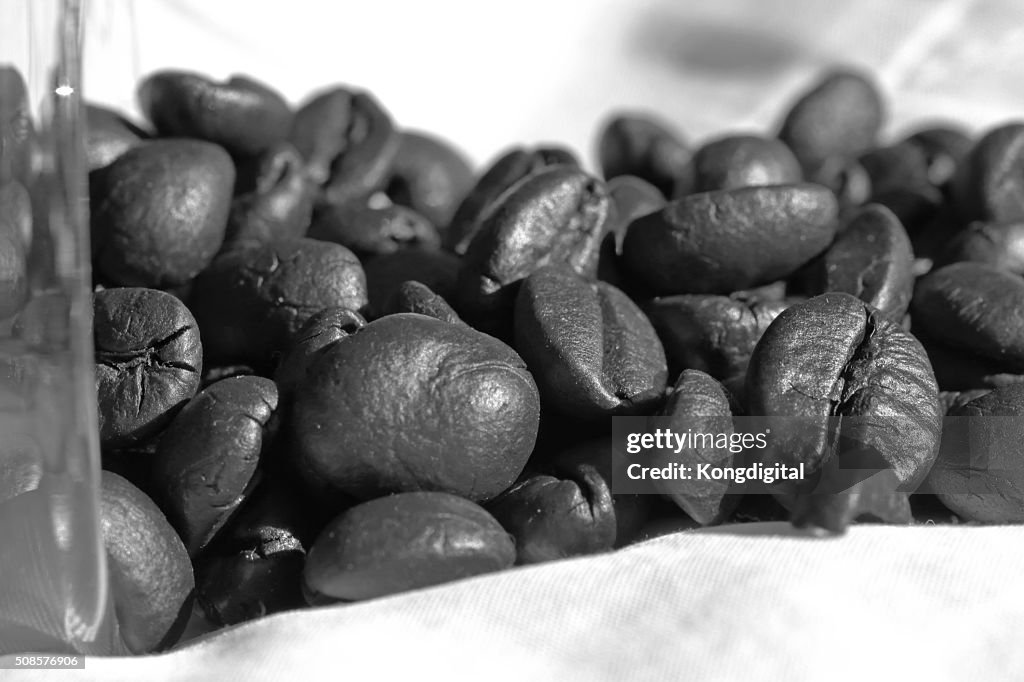 Chicchi di caffè in bianco e nero