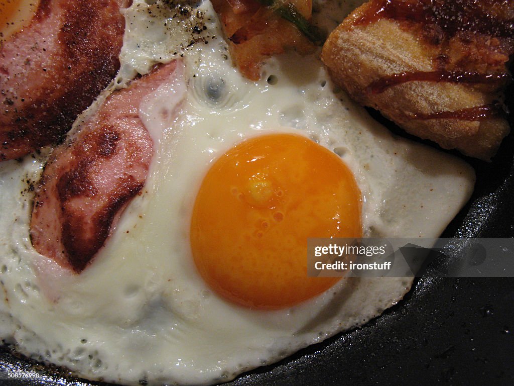 Eggs fried with sausages and pepper