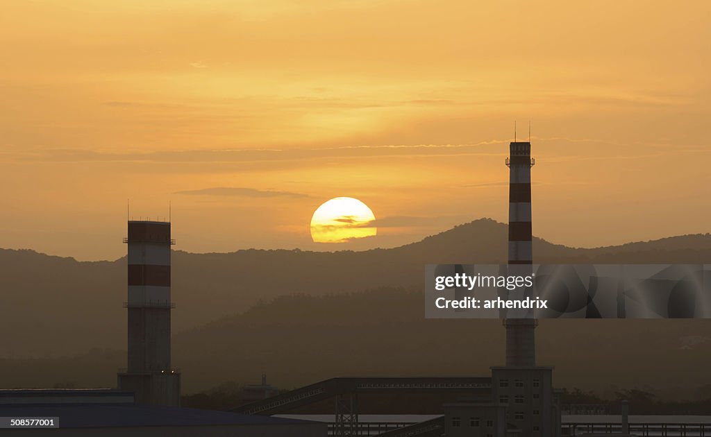 Kraftwerk mit Sonnenuntergang