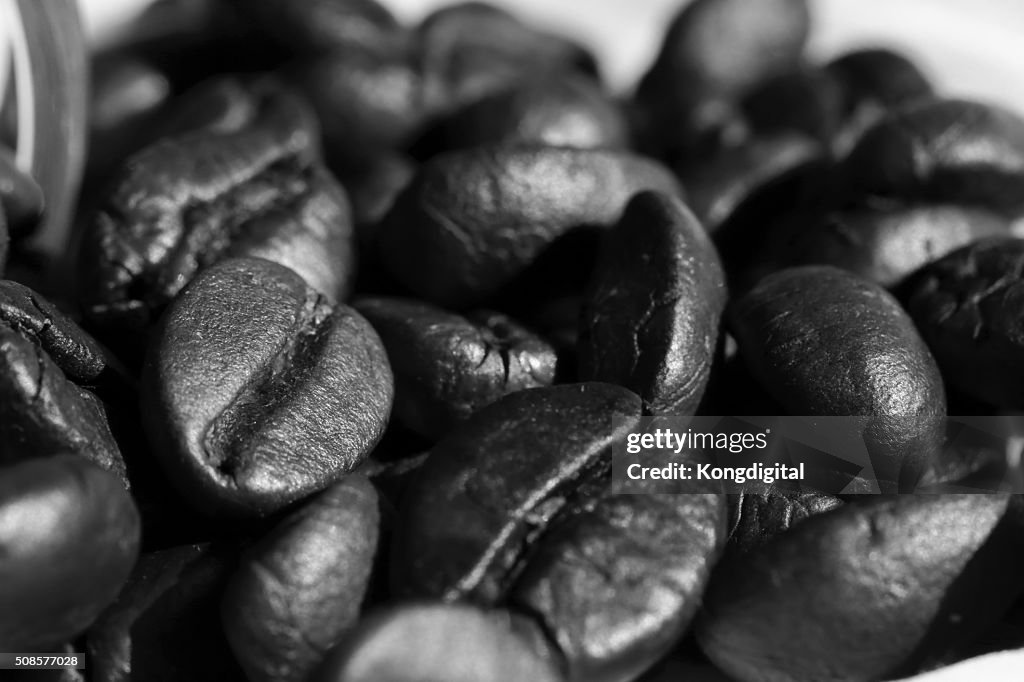 Kaffeebohnen in schwarz und weiß