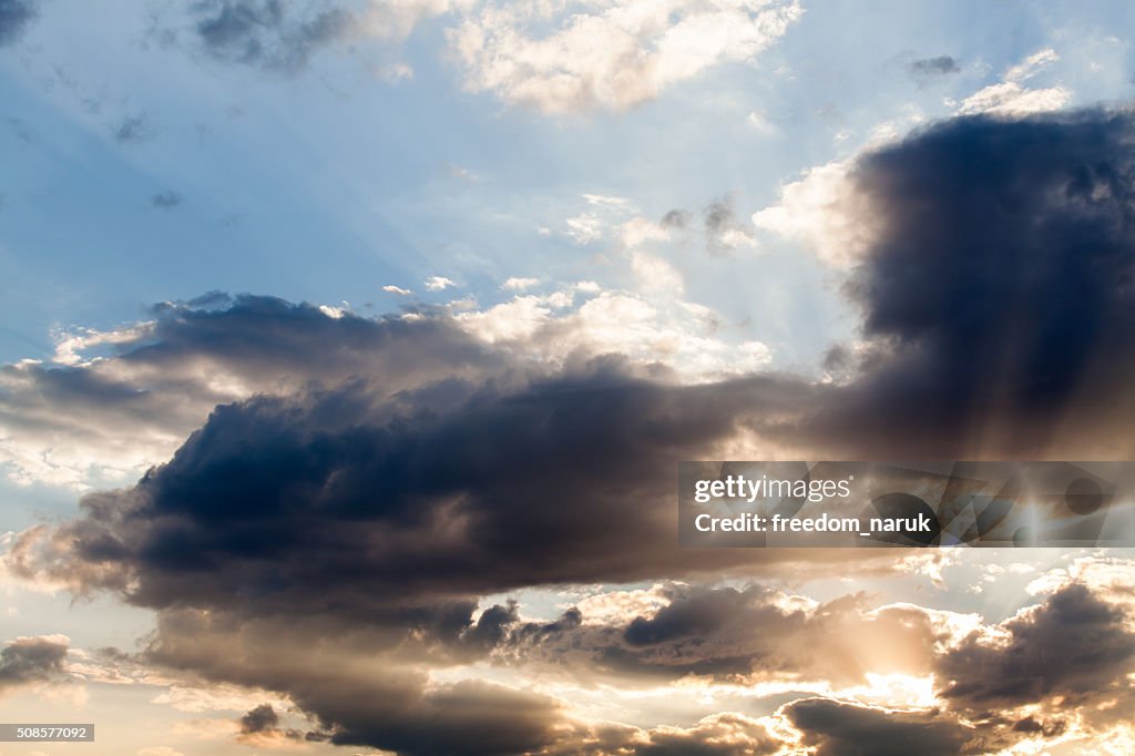 Bunte Dramatischer Himmel mit Wolken bei Sonnenuntergang