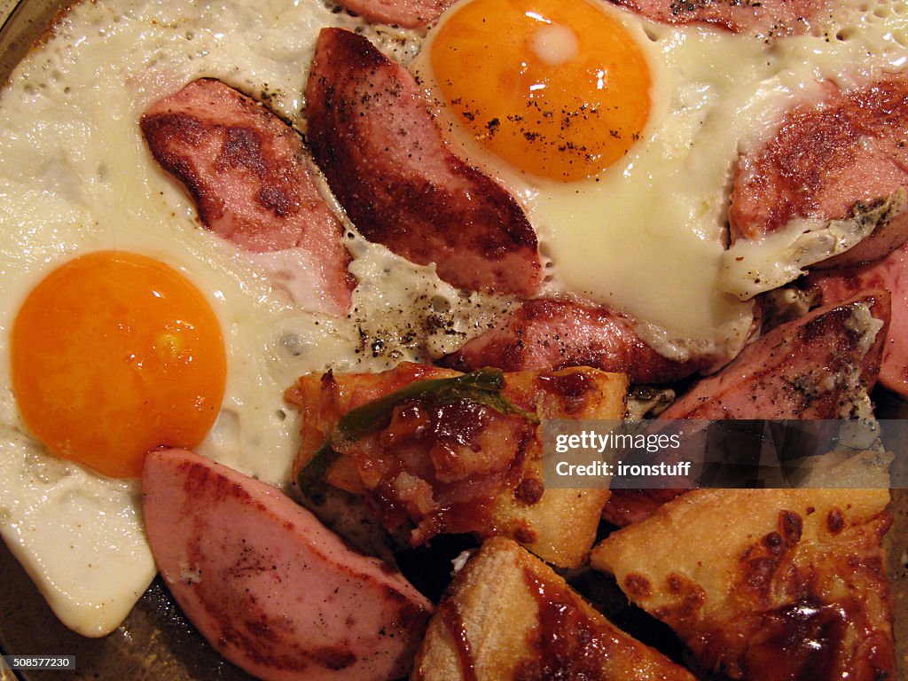 Eggs fried with sausages and pepper