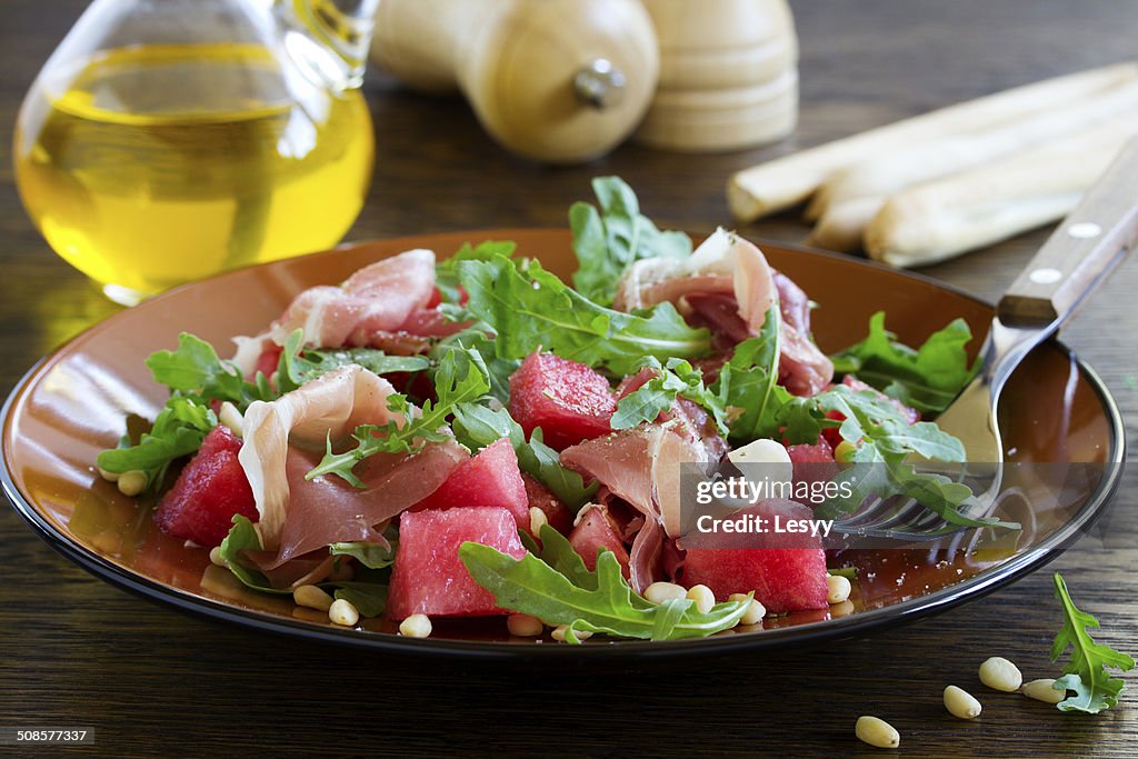 Sommer-Salat mit Wasser-Melone und prosciutto.