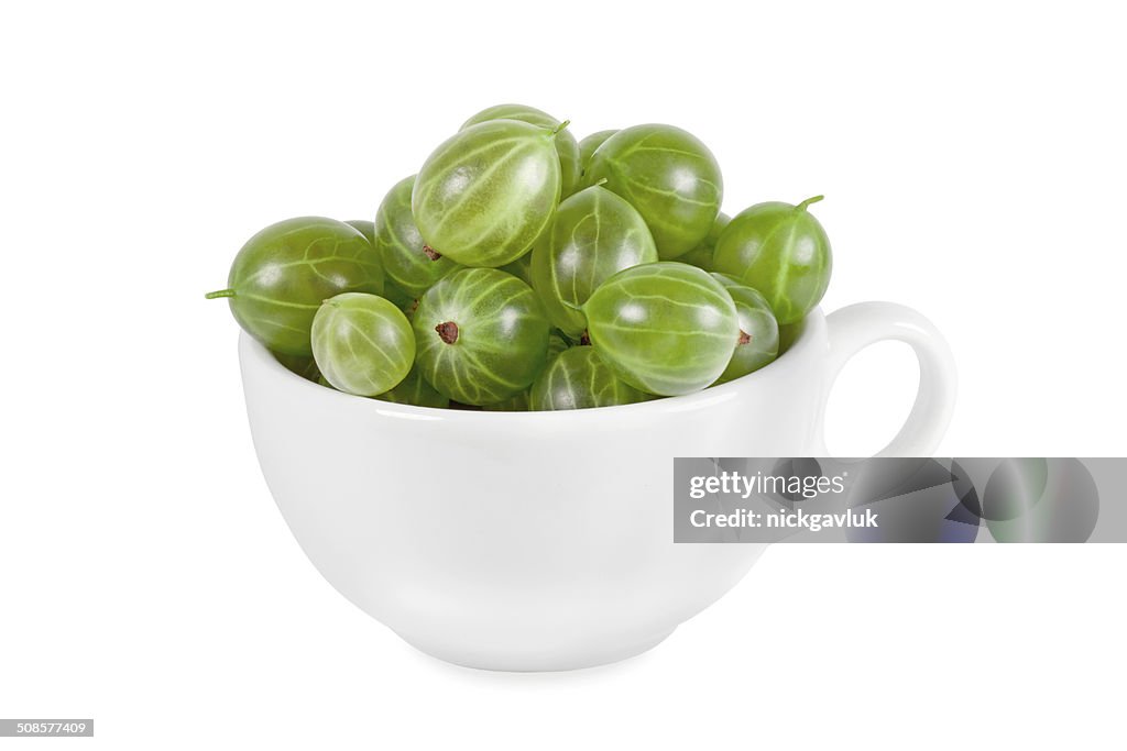 Grüne Reife Gooseberries in eine weiße Tasse