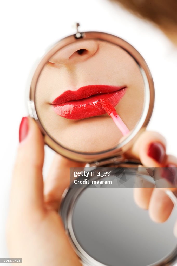 Schöne Frau make-up mit Hand Spiegel
