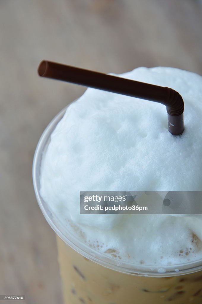 Latte e Schiuma del latte nella tazza di plastica