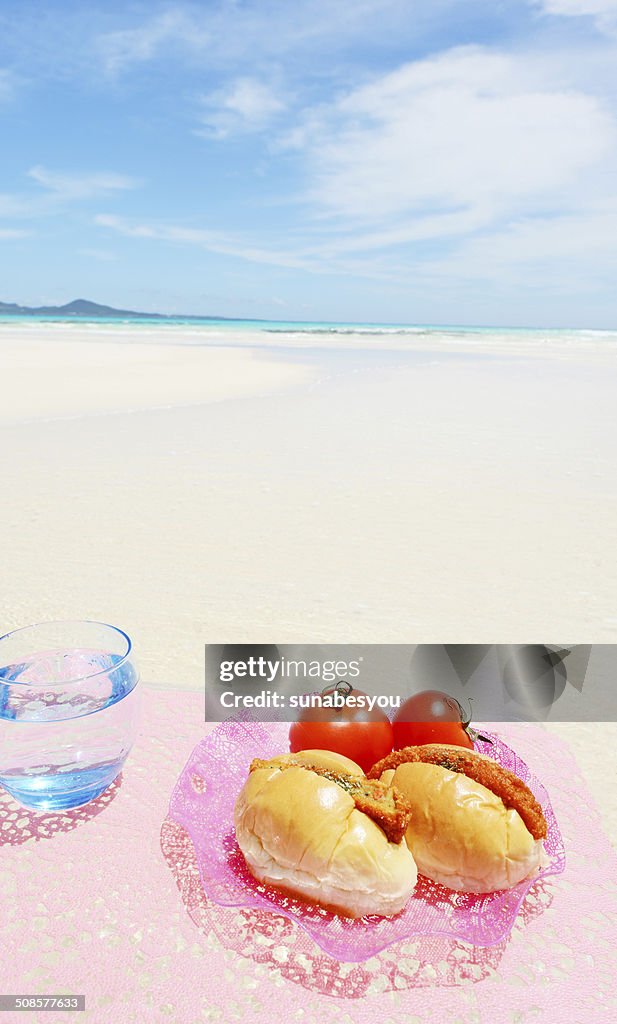 綺麗な海と果物