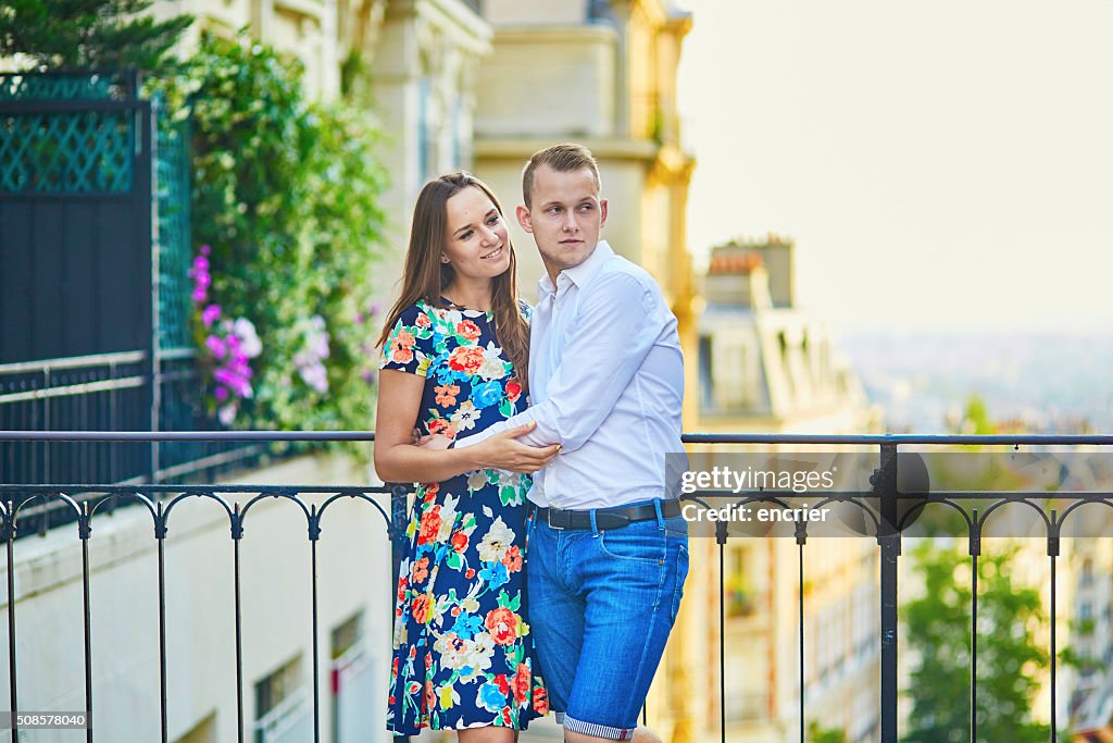 Giovane coppia romantica avendo una data a Parigi, Francia
