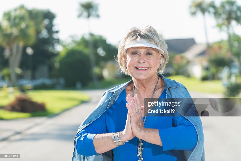 Stilvolle, leitender Frau stehend im Freien auf sonniger Tag