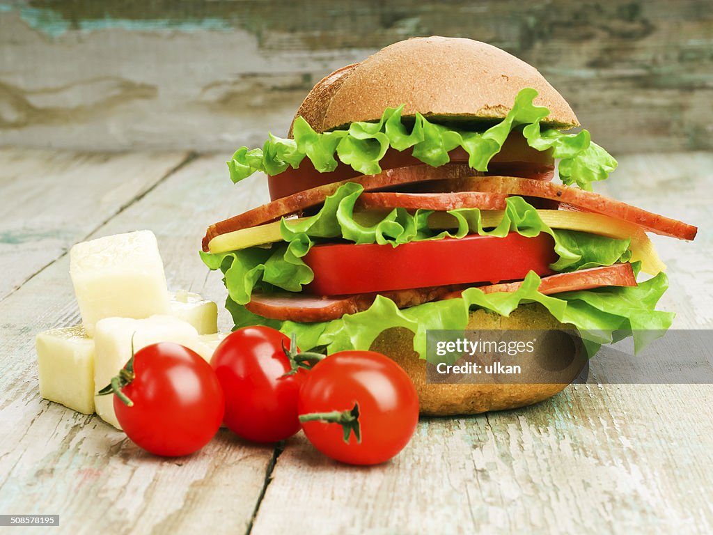 Gros plan de hamburgers faits maison avec des légumes frais