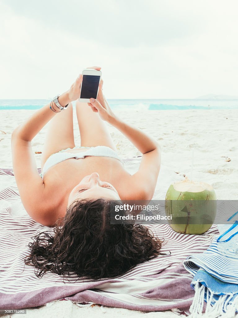Junge Frau, Surfen im Internet in Vacations