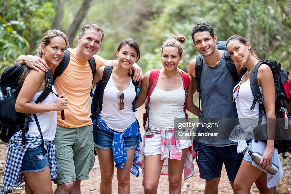 Gruppe von Wanderern, die im Freien sehr gl�ücklich aussehen