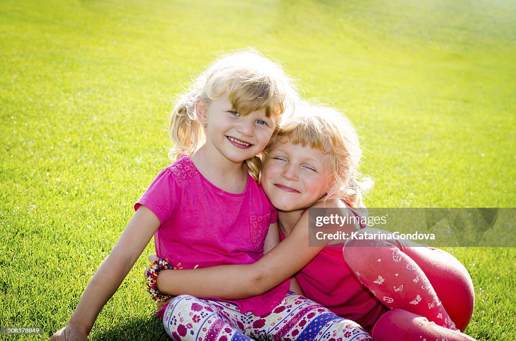 Blondes Mädchen auf Gras