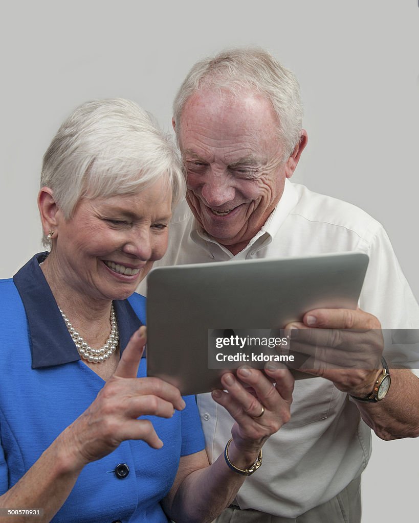 Ältere Menschen, die mit Computer Tablet