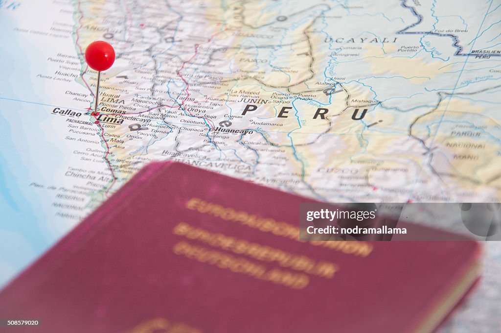 Lima, Perù, rosso Pin e passaporto, primo piano della mappa.