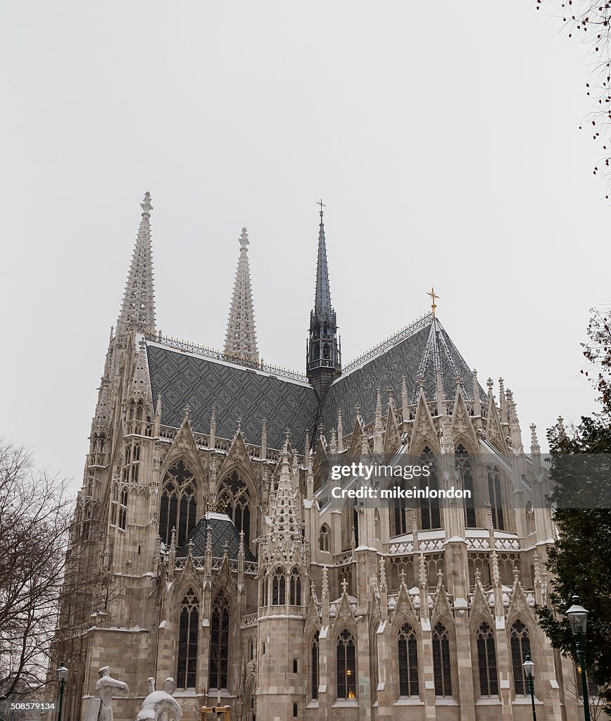 Votice Kirche in Wien im Winter mit Schnee