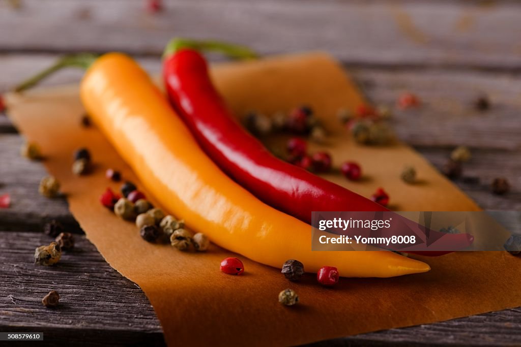 Zwei heiß Chili Paprika mit Pfeffer-Samen